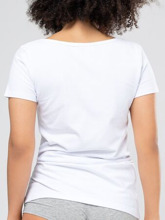 Футболка свободного кроя с красивым круглым вырезом